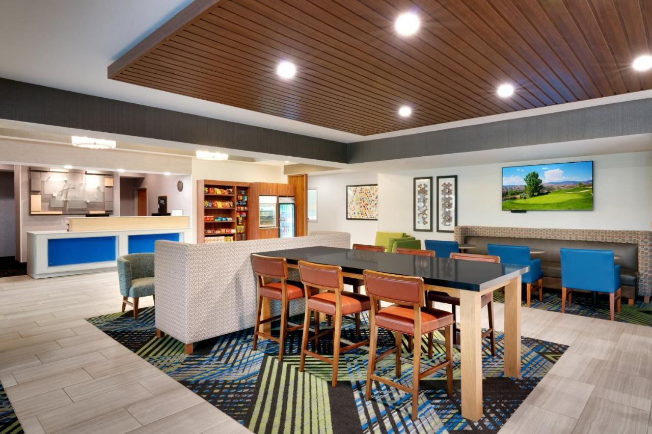 Holiday Inn Express & Suites Mitchell By Ihg Exterior photo