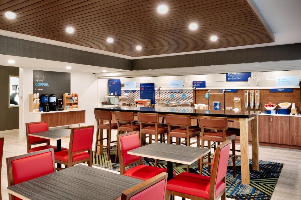 Holiday Inn Express & Suites Mitchell By Ihg Exterior photo