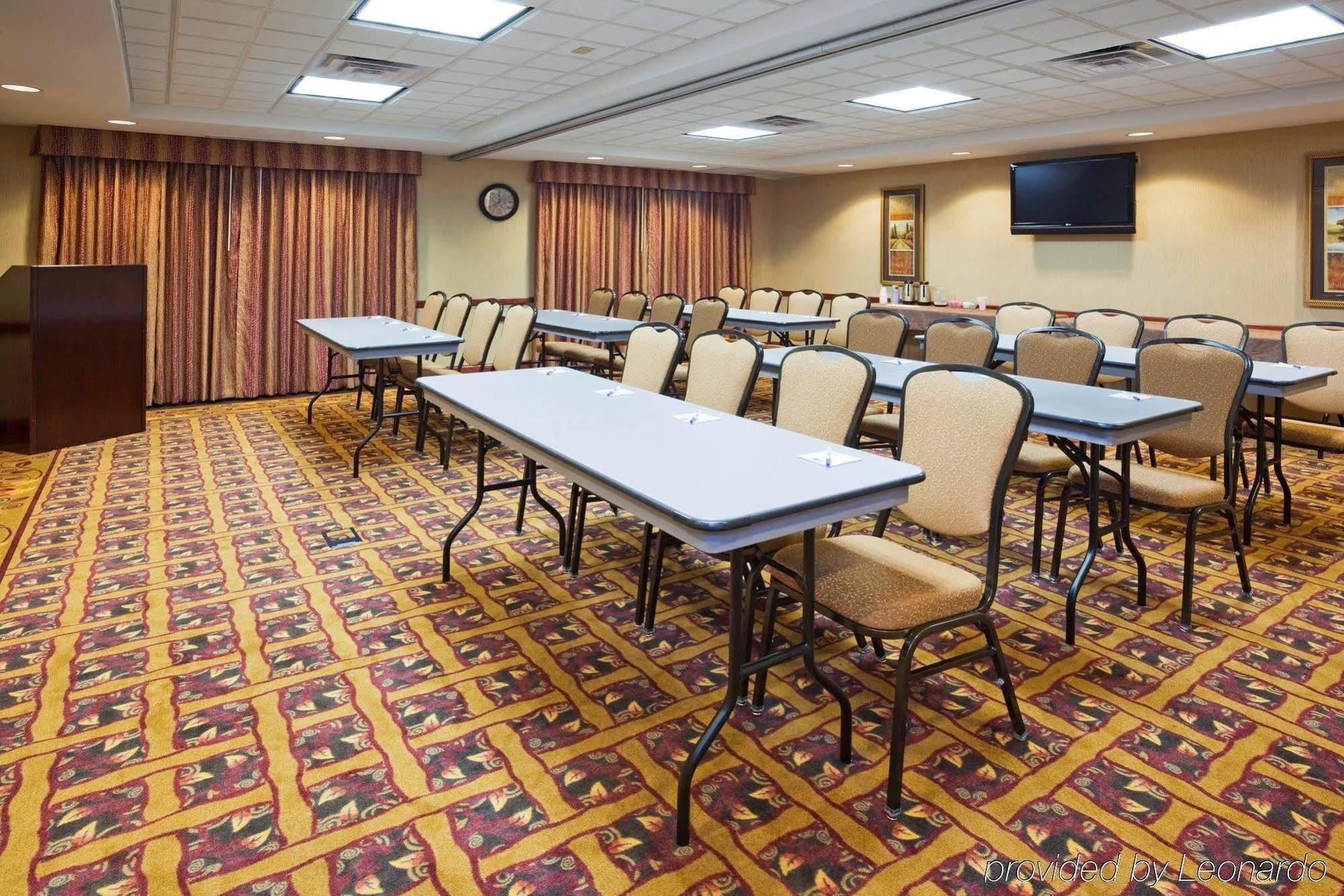 Holiday Inn Express & Suites Mitchell, An Ihg Hotel Facilities photo